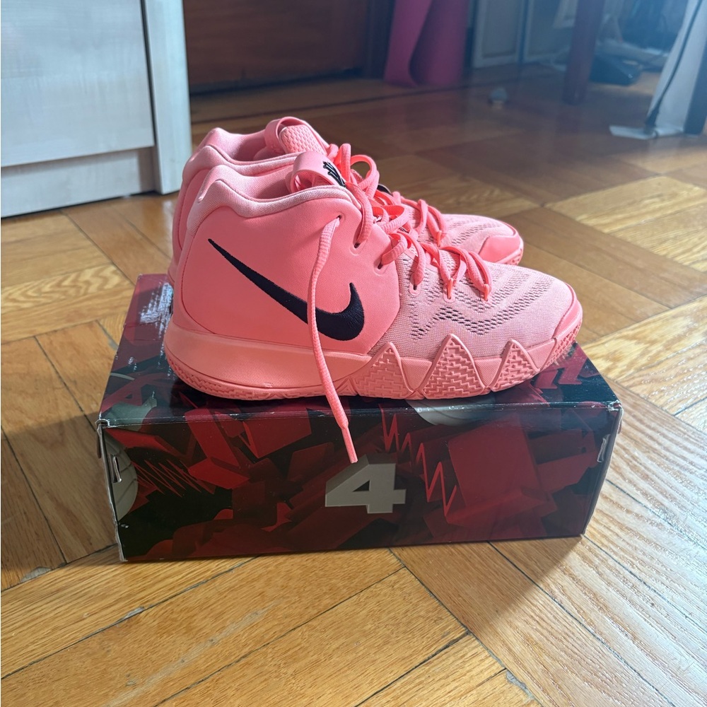Kyrie 4’s GS Atomic Pink basketball shoes